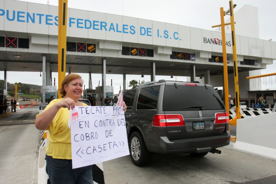 Una residente de Playas de Tijuana se opone al cobro de cuota./Foto: Jorge Dueñes