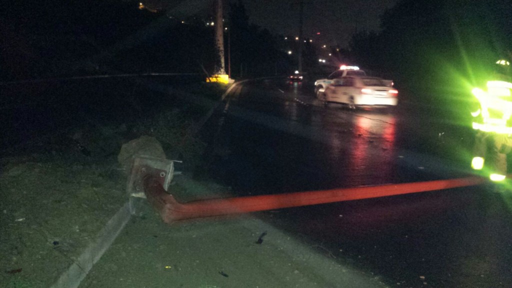 El accidente dejó un poste caído sobre la vialidad. Foto: SSPM