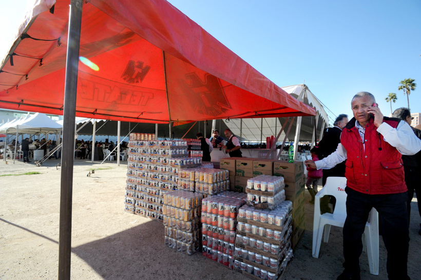 Para el festejo, se adquirieron miles de latas de cerveza. Foto: Enrique Botello