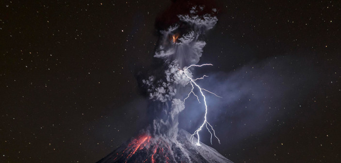 Fotografía “The power of nature”, donde captó la explosión del volcán de Colima junto con un relámpago. 