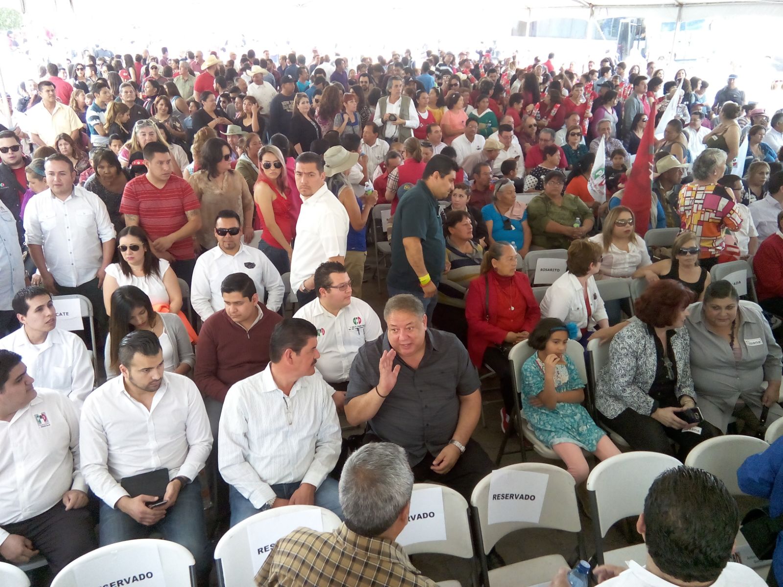 Entre el calor y la multitud, los precandidatos únicos dieron sus discursos. Foto: Cristian Torres