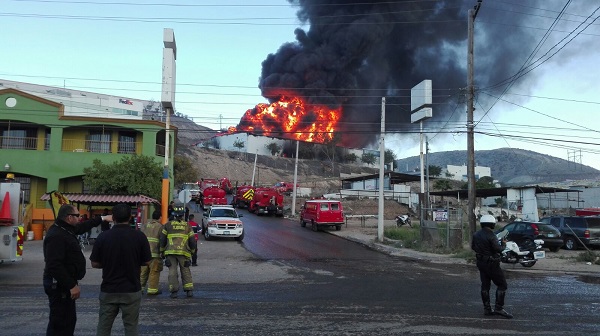 El incendio inició en la fábrica Sherwin-Williams