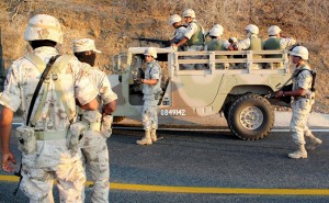 Las fuerzas militares y federales iniciaron la búsqueda de los cuatro presuntos responsables de la triple ejecución en el poblado de El Valle del Vizcaino, Baja California Sur.