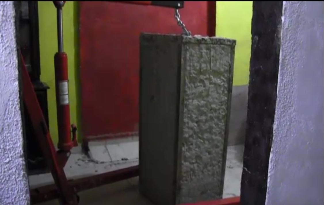 Un bloque de concreto ocultaba la entrada al pasadizo. Foto: Cortesía