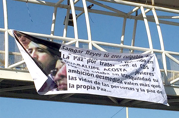 La narcomanta colgada en el puente de la colonia 8 de Octubre en La Paz en contra del ex jefe de la Unidad de Secuestros, Samgar Salvador Gómez Reyes.
