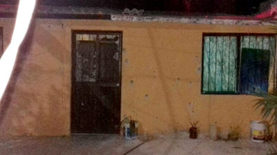 Asi quedó la vivienda del narcomenudista identificado como "El Zumba" la noche del pasado 21 de marzo en las calles Nopoló entre Mar Bermejo y San Juan de los Planes en la colonia 8 de Octubre en La Paz.