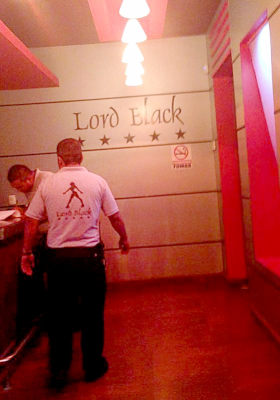 La antesala del table dance Lord Black, y donde los clientes pasan a una area más privada y cómoda y donde puede tener sexo con bailarinas que va de los mil 500 pesos a los 8 mil en Los Cabos y La Paz.
