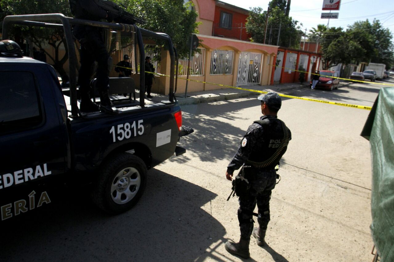 Entre puestos de sobreruedas, policías federales vigilaron la zona. Foto: Jorge Dueñes