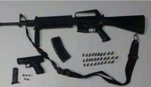 Armas y cartuchos aseguradas a los delincuentes