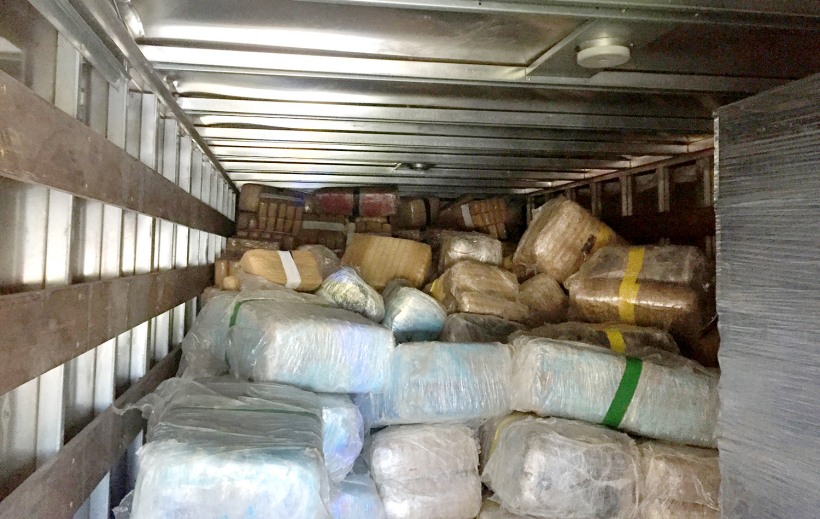Los paquetes de marihuana y cocaina traficados por el tunel, dentro de un camion