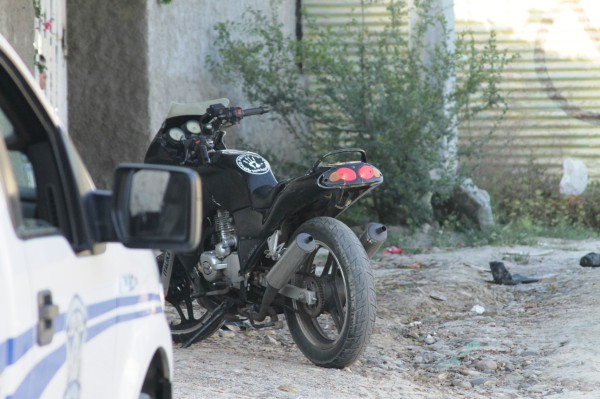Motocicleta abandonada por los presuntos responsables.