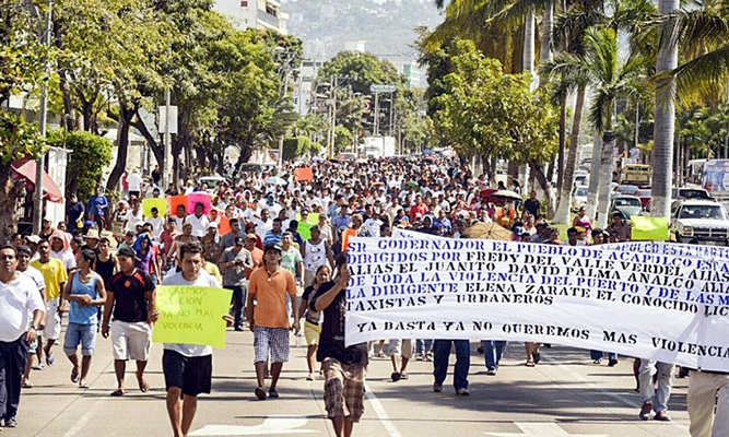 Los habitantes de Acapulco, tuvieron que salir a protestar a las calles, y obligar a las autoridades federales a capturar a los responsables de crímenes, secuestros, extorsiones y cobro de piso.