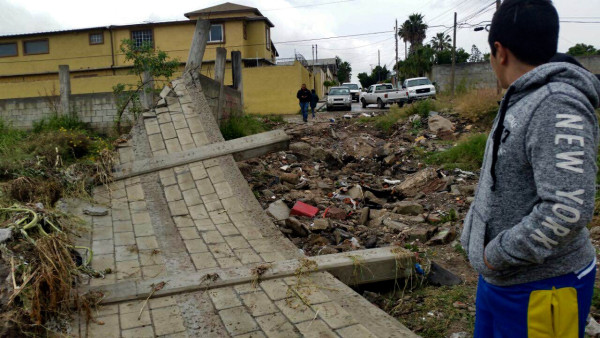 Bardas colapsadas en Playas de Tijuana 