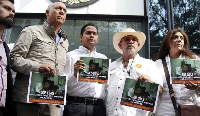 Al centro, Daniel Moncada, Hipolito Mora y Virginia Mireles, en una protesta ante la PGR en 2015