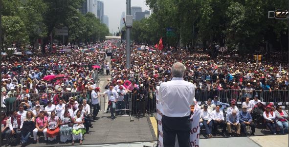 López Obrador ante los miles de manifestantes. Foto: Tomada de Twitter