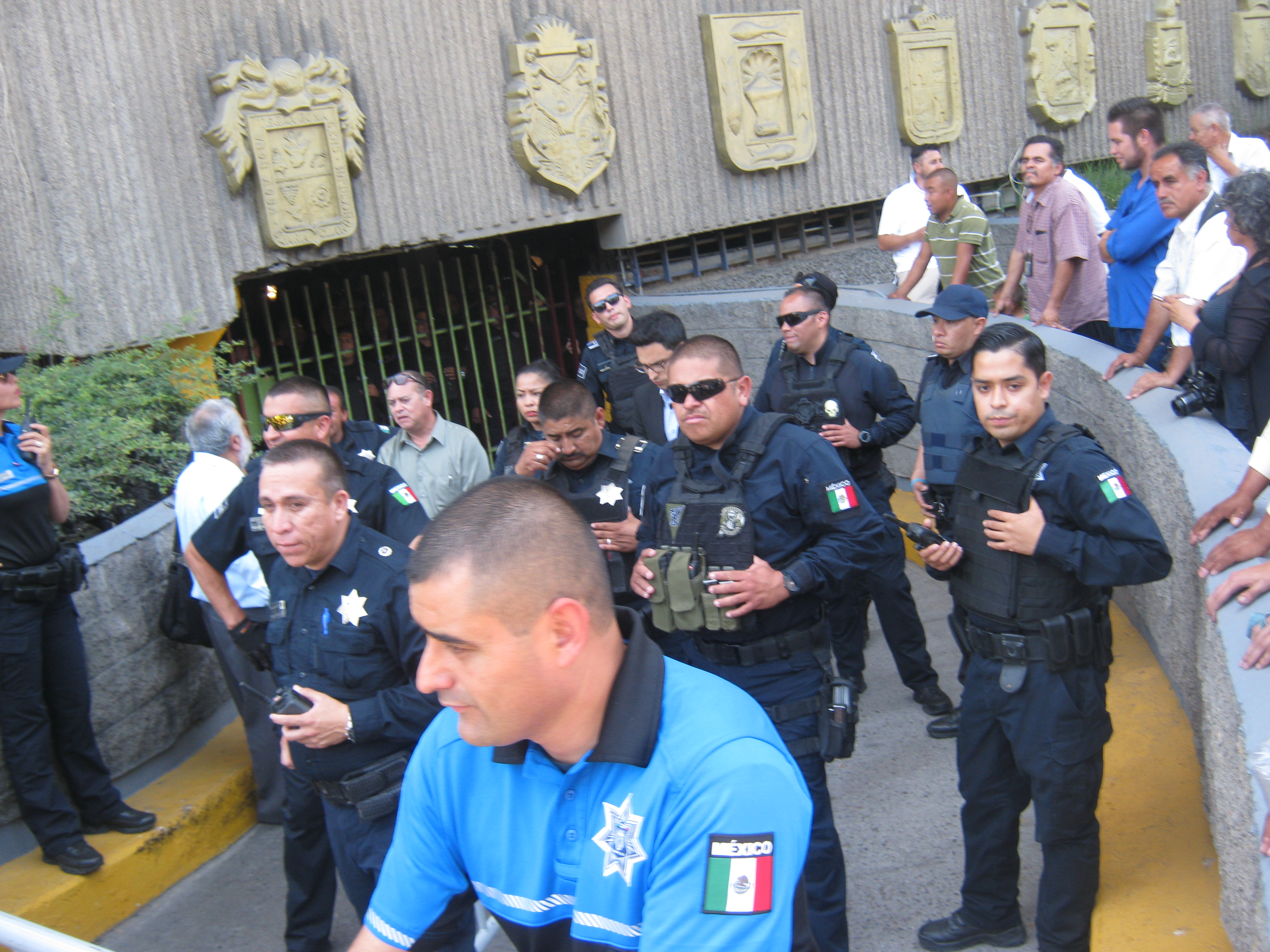  Policias restringieron tambien la entrada al estacionamiento subterraneo ante nueva acometida de los manifestantes. Foto: Héctor Ortiz