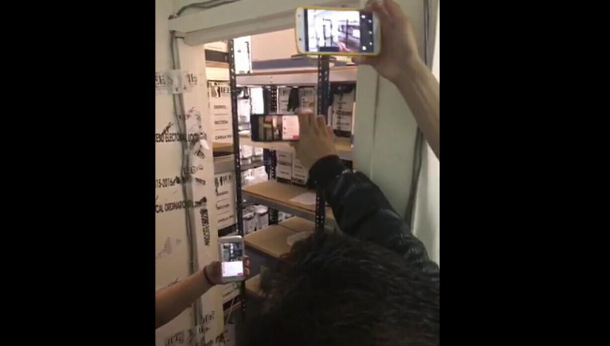 Ciudadanos capturaron con sus teléfonos celulares la documentación electoral hallado en la planta alta de la oficina.