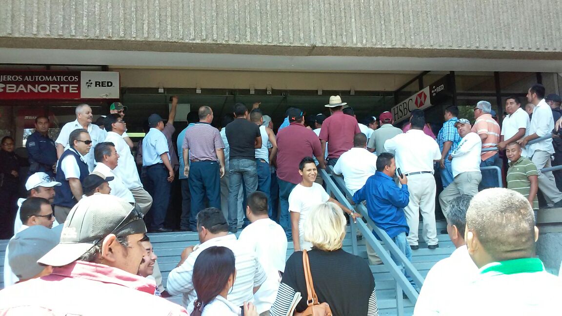 Los inconformes llegaron hasta las puertas cerradas del Policía Municipal. Foto: Isabel Mercado