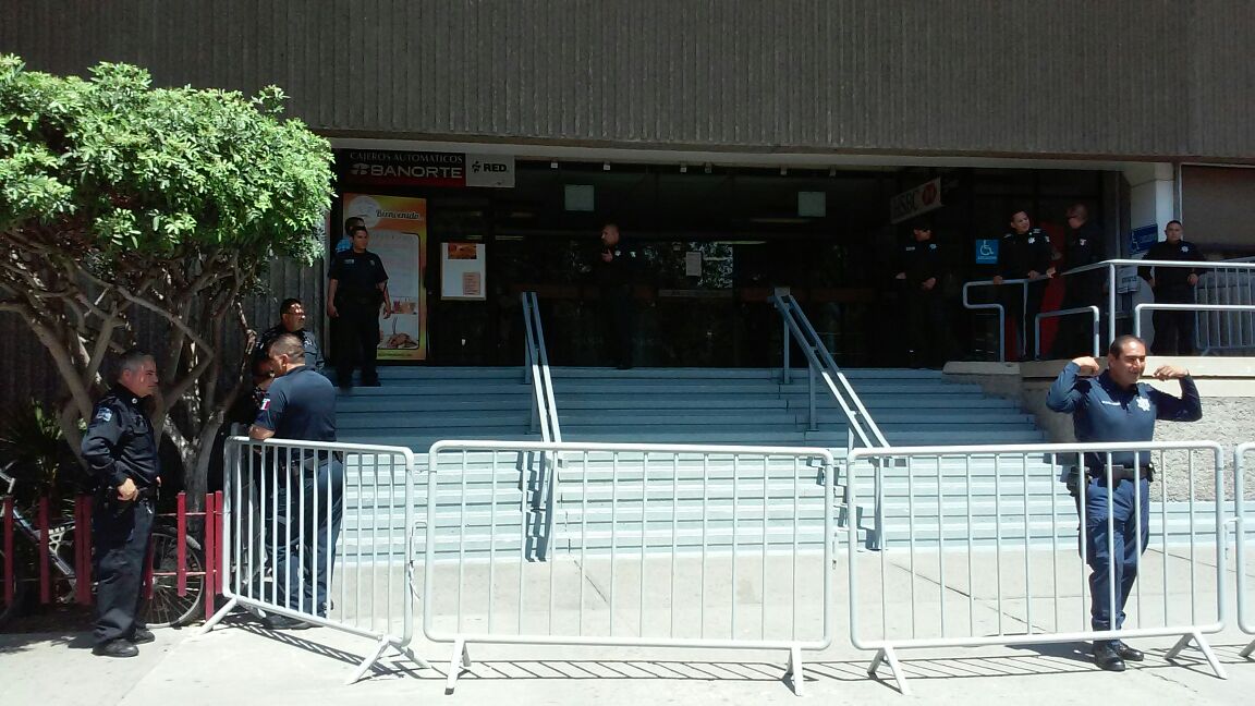 Policías cierran las entradas a Palacio Municipal. Foto: Isabel Mercado