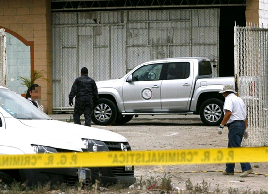 Unidades de la PGR llegaron durante esta mañana el inmueble 