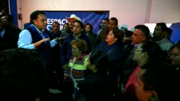 Foto: René Blanco/ El candidato panista Carlos Torres calmando ánimos de los presentes en el Conjeso Distrital 