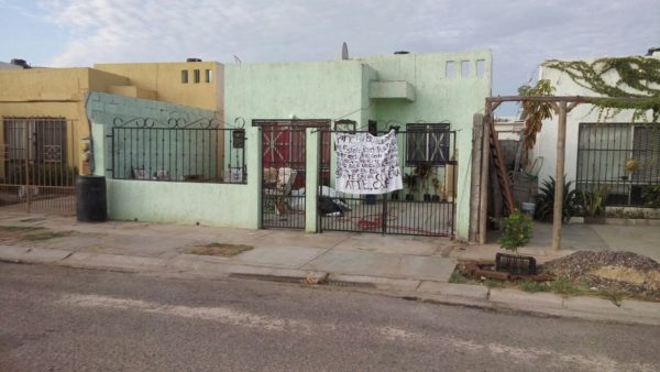 El mensaje colgado de la vivienda. Foto: Especial para ZETA