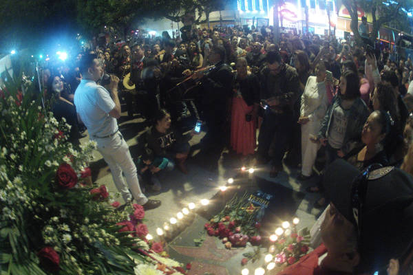 Veladoras y flores alrededor de la estrella de Juan Gabriel. Foto: Agustín Reyes