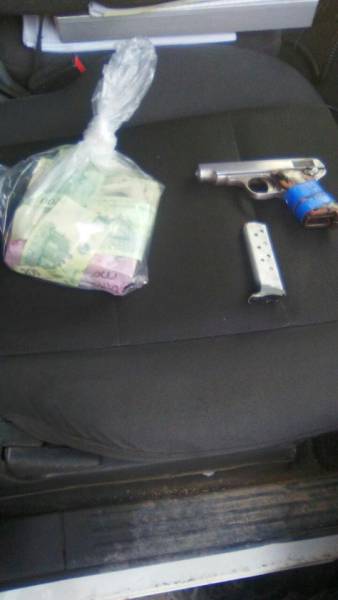 Los detenidos portaban un arma y el dinero producto del asalto. Foto: Cortesía