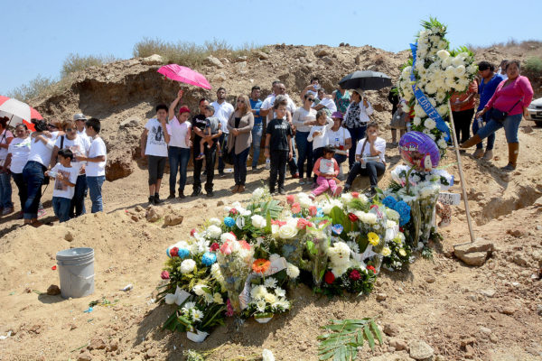 Foto: Ramón Blanco/ La tumba de Usiel quedó cubierta de flores blancas en la que sobre sale un globo con la imagen de Toy Story 