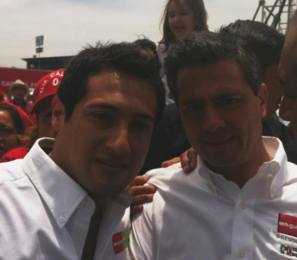 Sálvador Sánchez en una fotografía con Enrique Peña Nieto durante su gira presidencial en 2012. Foto: Tomada de Facebook