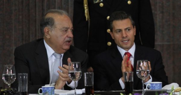Carlos Slim Helú, dueño de Grupo Carso y el hombre más rico del país, con el Presidente Enrique Peña Nieto. Foto: Cuartoscuro.