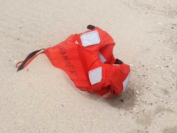 Uno de los chalecos salvavidas de uno de los pescadores encontrados muertos en Los Cabos, tras naufragar su embarcacion