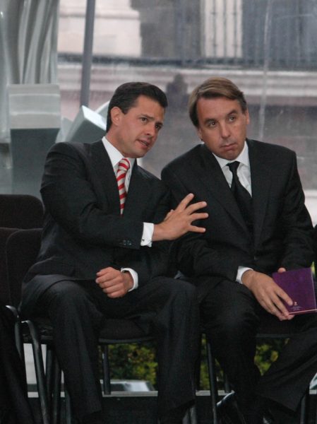 El Presidente Enrique Peña Nieto y Emilio Azcárraga Jean, dueño de Televisa, empresa beneficiada por un perdón del SAT que suma más de 2 mil millones de pesos. Foto: Cuartoscuro