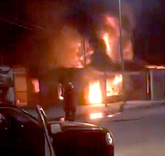 incendio de negocio de los Avendaño Murillo, producto de la gerra entre celulas en Comondú