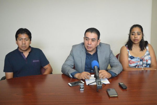 El subprocurador Marco Chavarría y los padres de la joven víctima, en conferencia de prensa. 