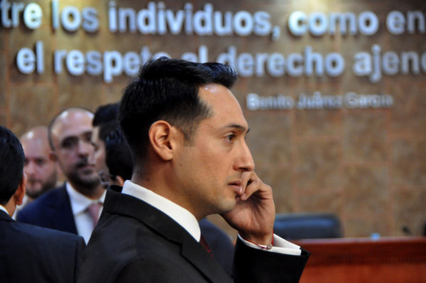 Salvador Sánchez salió de la Sala después de saber que su lugar fue otorgado a Blanca Patricia Ríos. 