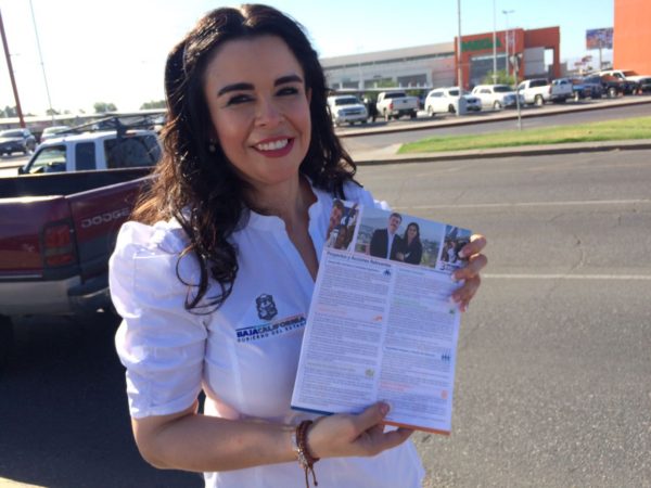 Brenda Ruacho acompañó a su esposo en la entrega de volantes en Mexicali. Foto: Cristian Torres