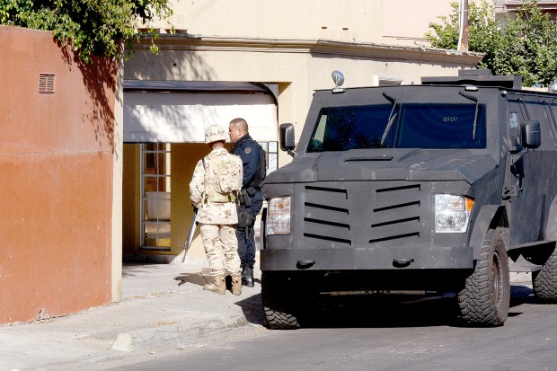 MIlitares y estatales resguardan inmueble en espera del cateo