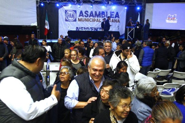 El ex gobernador José Guadalupe Osuna Millán, entre los asistentes a la Asamblea. 