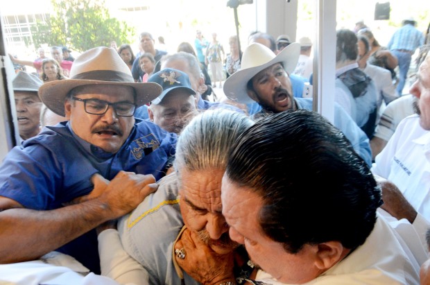 Maestros entraron a la fuerza a la comparecencia