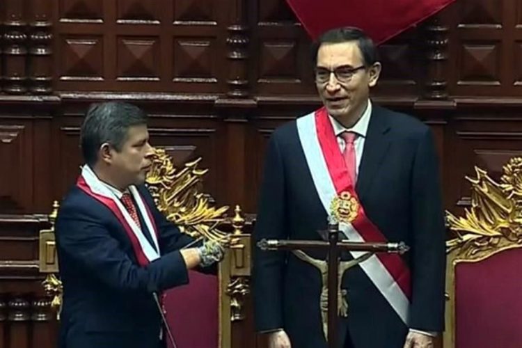 Jura Martín Vizcarra como nuevo presidente de Perú