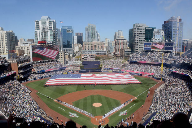 Vuelan cascos y guantes en tremenda trifulca entre Padres y Rockies
