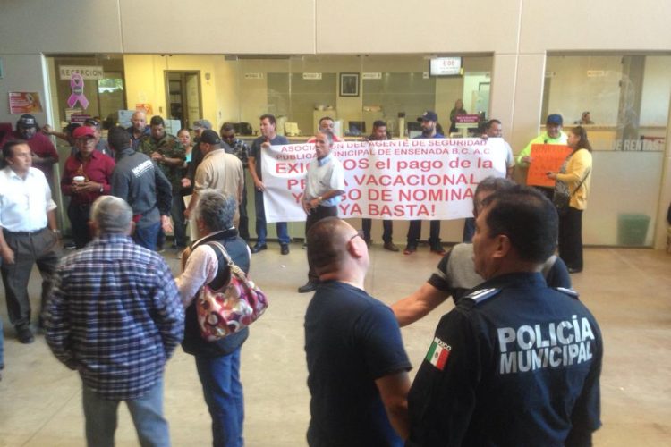 Policías municipales de Ensenada hacen plantón por falta de pago WhatsApp-Image-2018-11-26-at-09.37.14-750x500