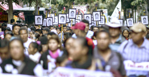 Por lo menos hay tres casos de corrupción que el Presidente de la República, Andrés Manuel López Obrador, estaría indultando Marcha-ayotzinapa-1