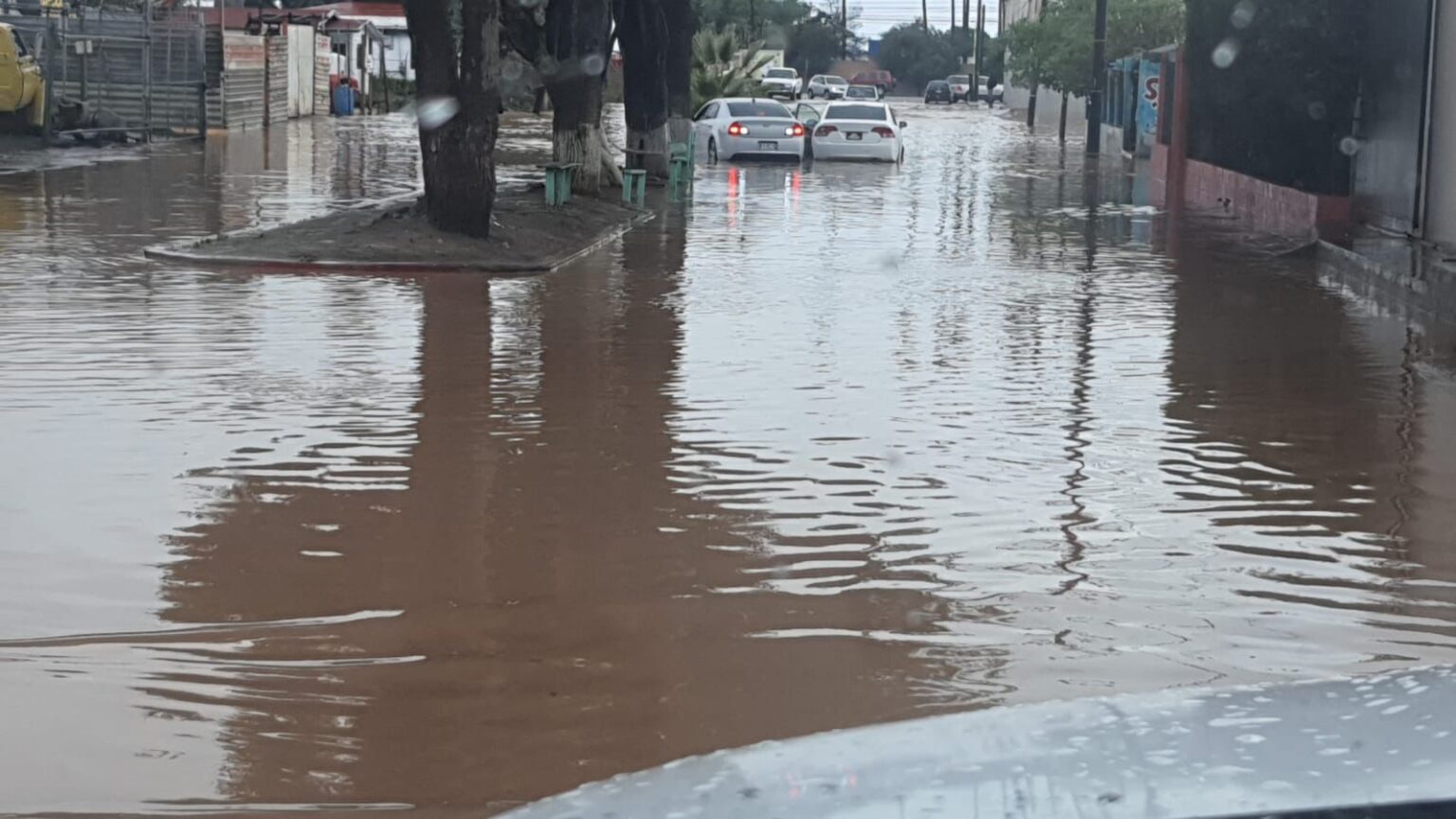 Reportan accidentes cortes de energía eléctrica e inundaciones por