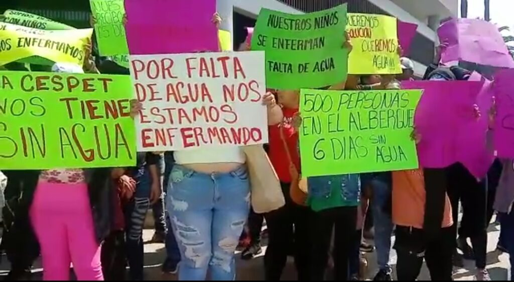 Protestan Migrantes En La Cespt Por Falta De Agua Video Semanario Zeta