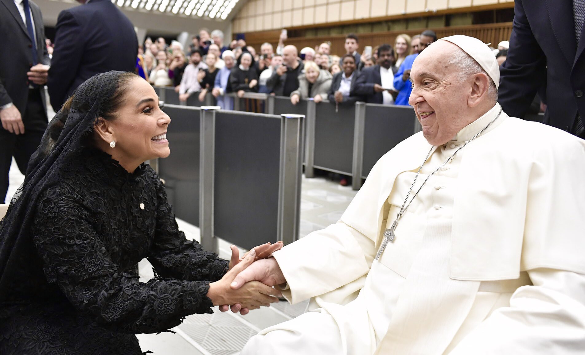 Gobernadora De QRoo Entrega Carta De AMLO A Papa Francisco Y Pide