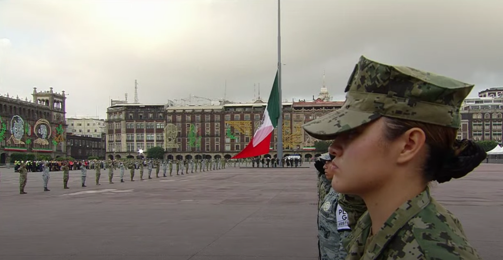 AMLO iza bandera a media asta en memoria de víctimas de sismos de 1985