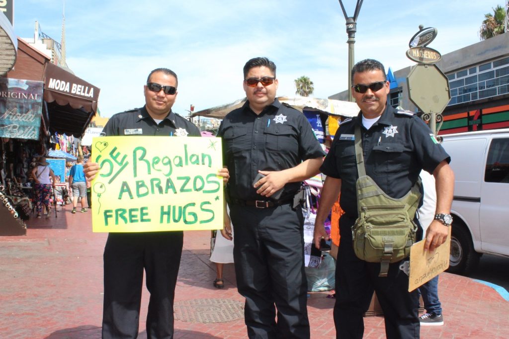 Sorprendieron policías municipales de Ensenada dando abrazos