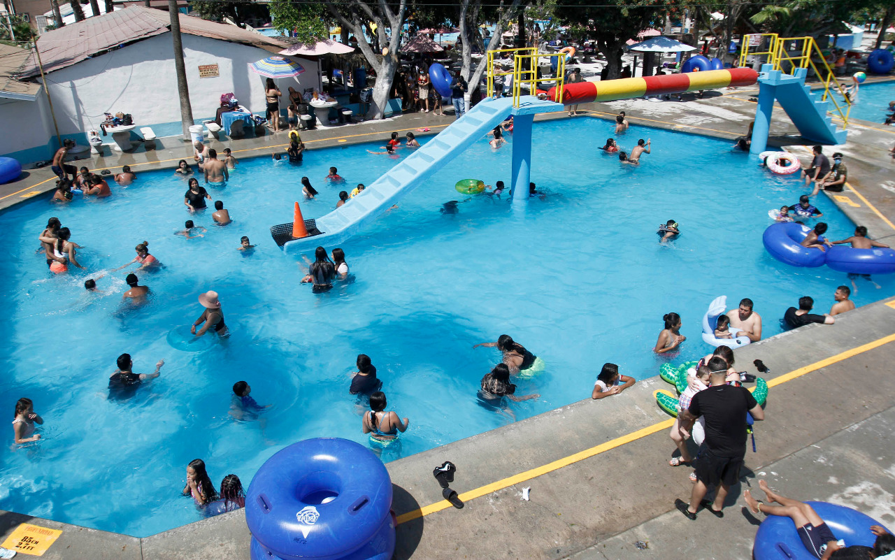Con altas temperaturas y largas filas, Tijuanenses gozan de balnearios -  Semanario ZETA